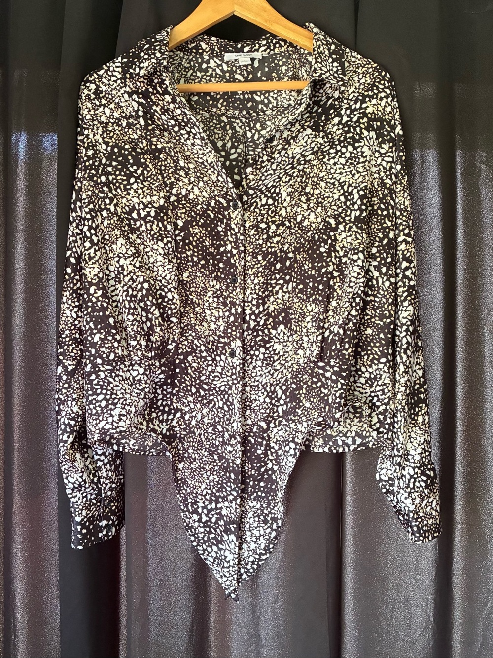 Nine West Woman’s Size L Floral Beige White Black Blouse Front Tie